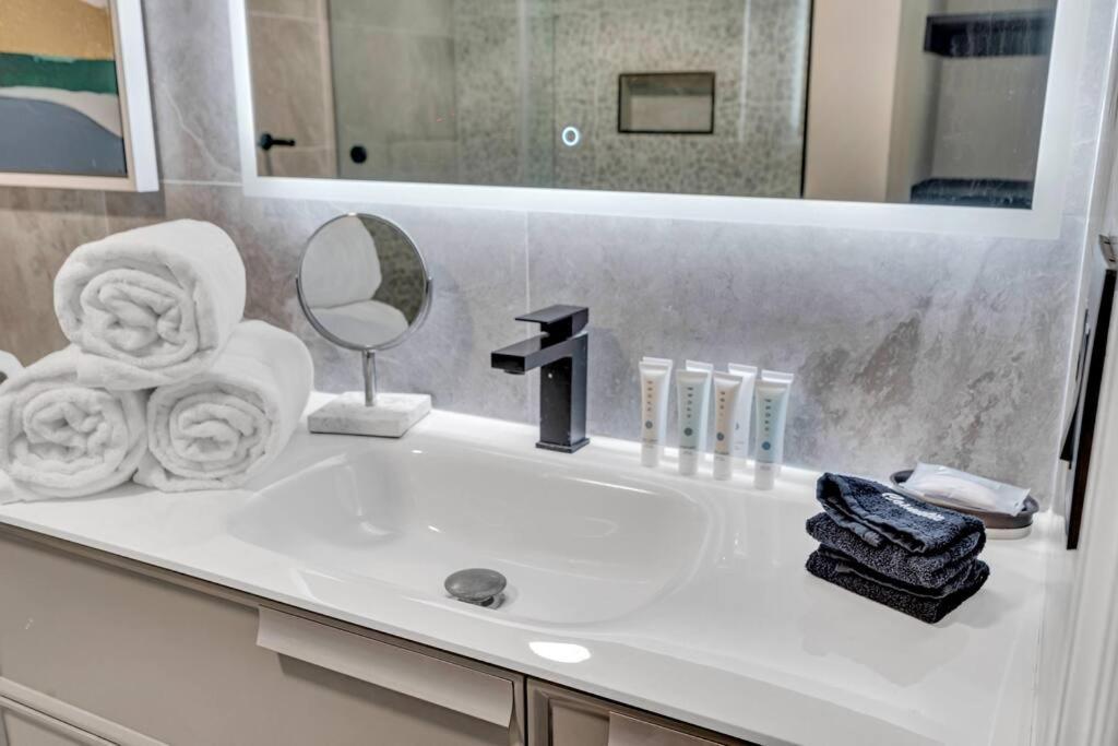 Luxurious Private Unit With Parking Apartman Miami Kültér fotó