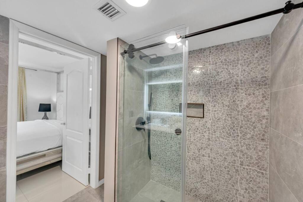 Luxurious Private Unit With Parking Apartman Miami Kültér fotó